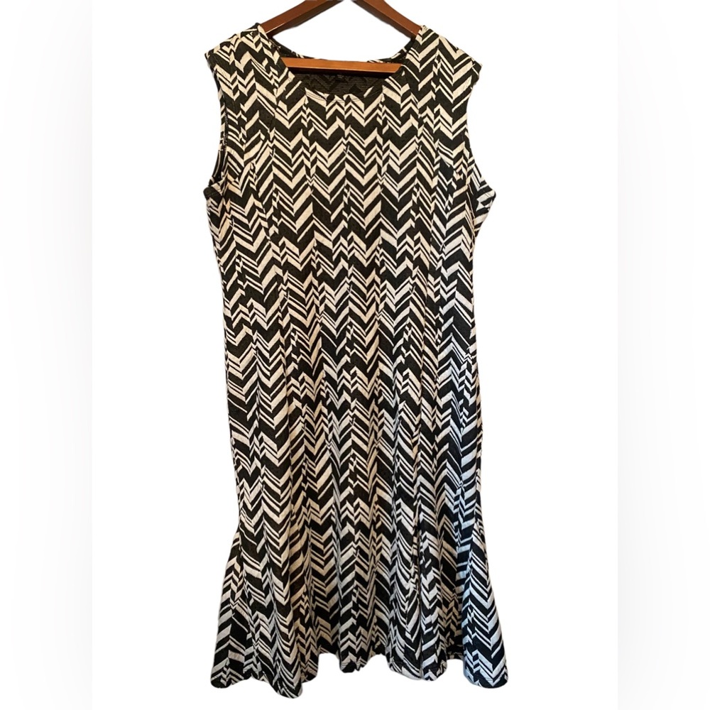 True Envy Black and White  Sleeveless Dress